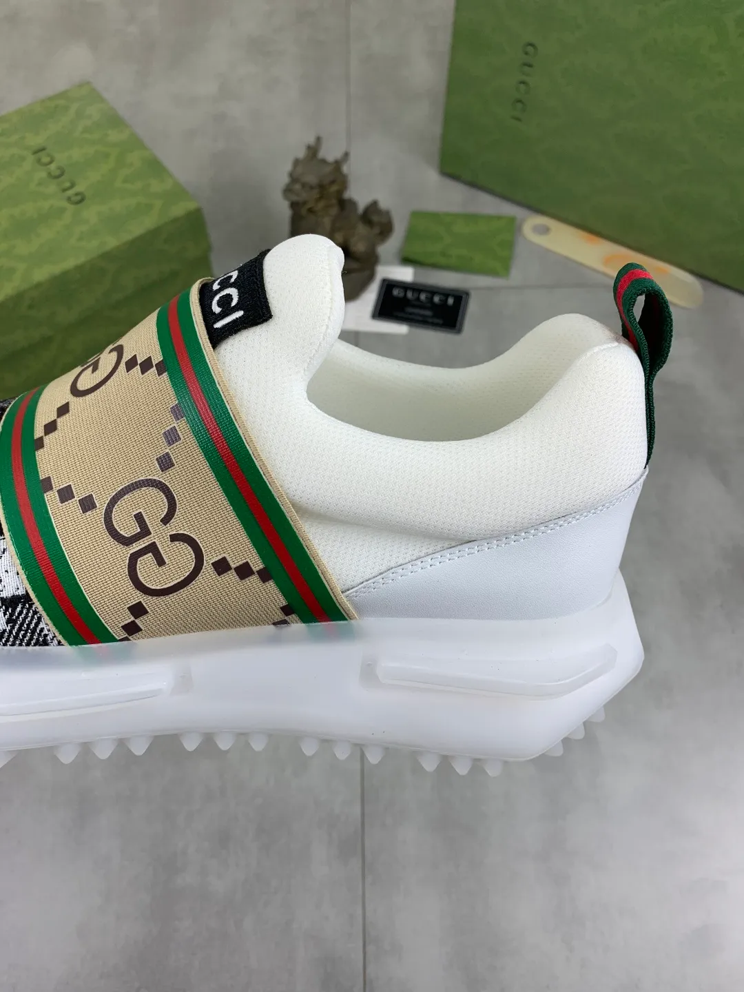 Men's shoes 💰P460💰[New style]🆘 Gucci [GUCCI] classic fashion high-top men's shoes, synchronized with counters, exquisite workmanship, exquisite color matching, the upper is made of original soft double G calfskin Gucci webbing ➕ first-layer pigskin lining ➕ pigskin feet The lasts made according to the original version are quite attractive both on the foot and in the placement. There is no need to comment on the good ones. They are absolutely versatile. Number of sizes: 38-44, 3️⃣colors🉑️ to choose from.